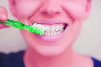 Donna con spazzolino denti